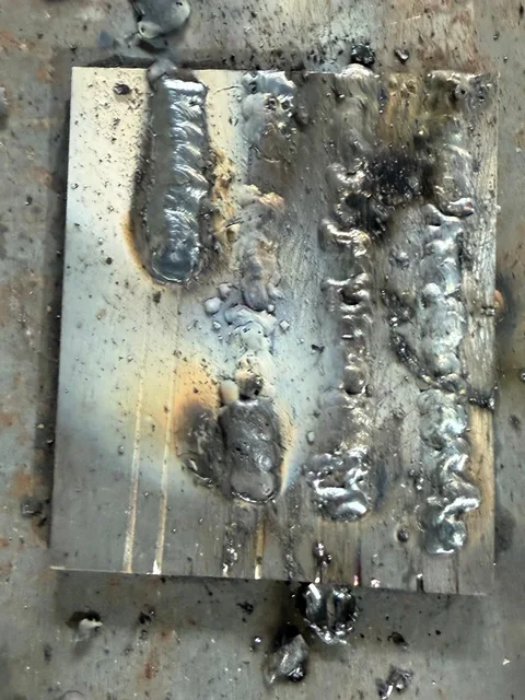 Placa de metal con mis primeras prácticas de soldadura